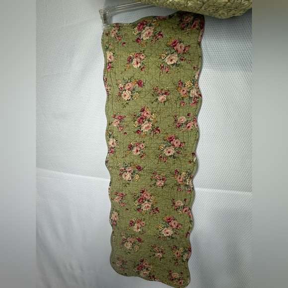 Floral Cottagecore Reversable Quilted Table Runner and Placemats - Picture 10 of 13